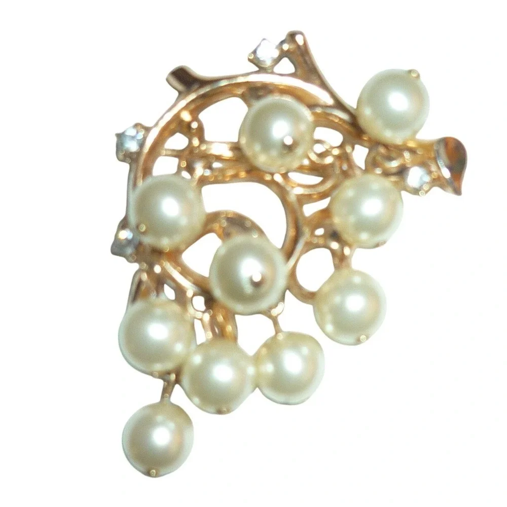 Crown Trifari Gold Tone Faux Pearl Rhinestone‎ Grape Cluster Brooch Pin